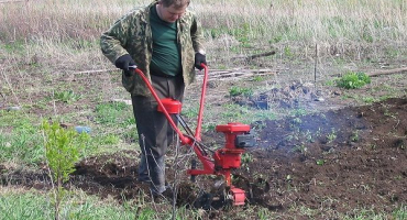 Jak správně zasadit a zpracovat brambory s pojízdným traktorem